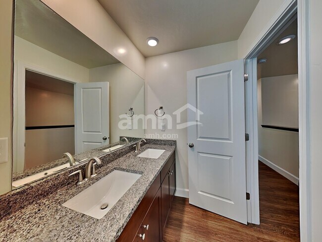 Building Photo - 825 W Grover Ct