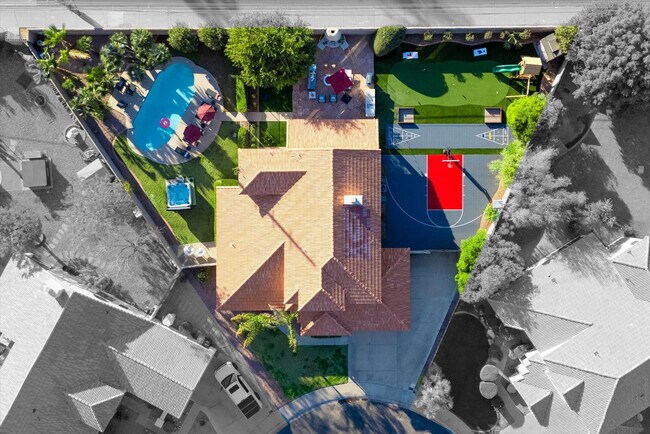 Building Photo - 5604 E Beverly Ln