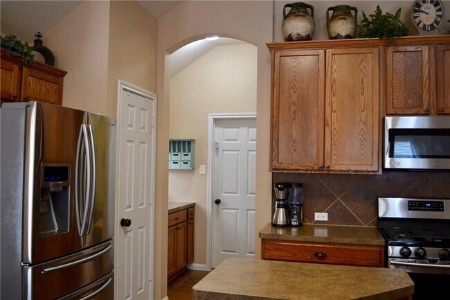 Building Photo - 600 Spanish Oak Terrace
