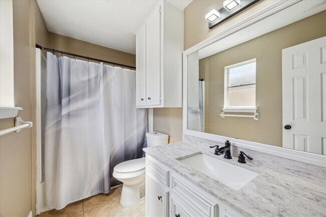 Building Photo - 711 Bennett Dr