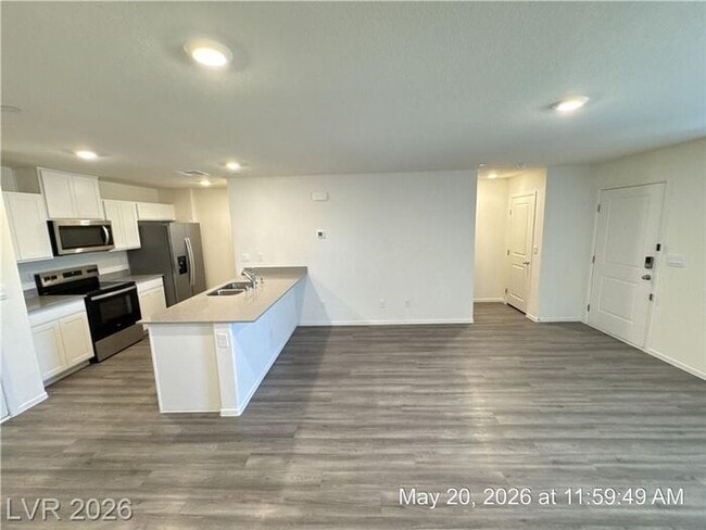 Building Photo - Beautiful Townhome with Quartz Counters & Private Setting in Southwest Las Vegas