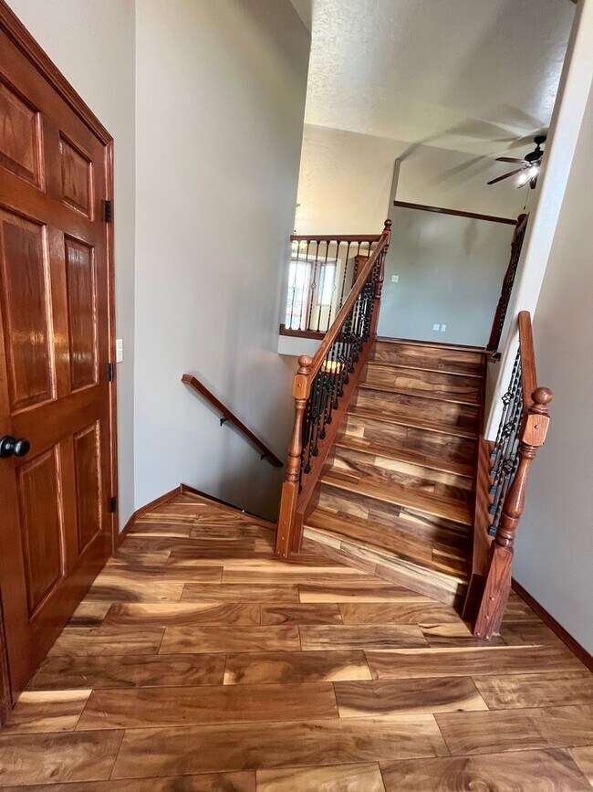 Building Photo - Stunning 4 Bed/2 Bath with 3 Car Garage and Fenced in Yard!