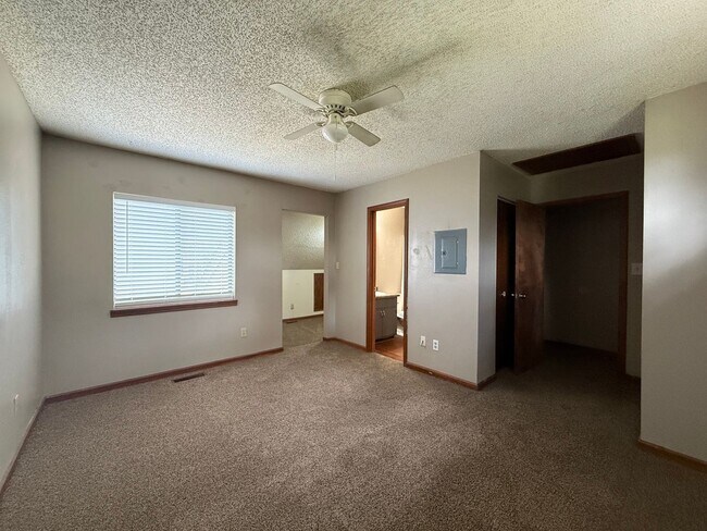 Building Photo - 2 story townhome on Hilaman golf course!