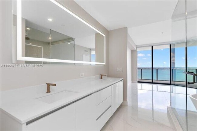 Building Photo - 700 NE 24th St