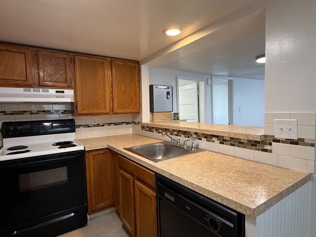 Building Photo - 1 Bed 1 Bath home with fenced yard and a s...