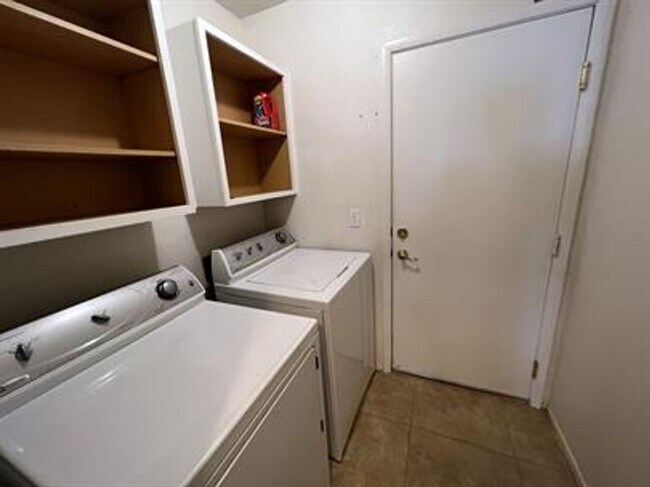 Building Photo - Great Single Story in Silverado Ranch Area