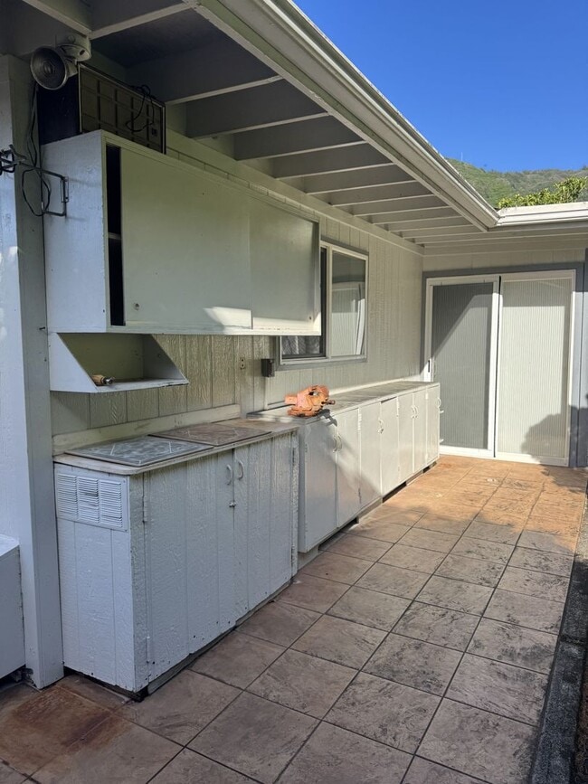Building Photo - Aina Haina - Renovated 4 bedroom, 2 bath single family home