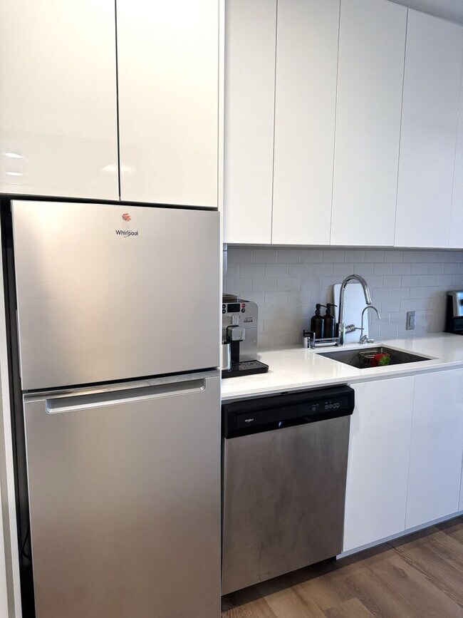 Building Photo - Aalii - High Floor Fully Furnished One Bed...