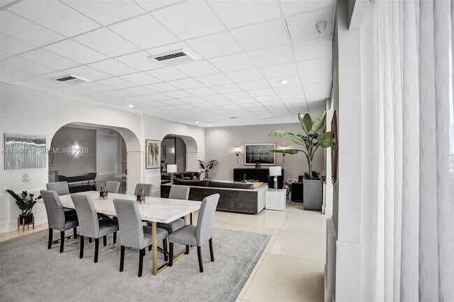 Building Photo - 3140 S Ocean Dr