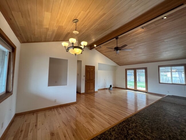 Building Photo - 3/2.5/2 Charming home in Minden!