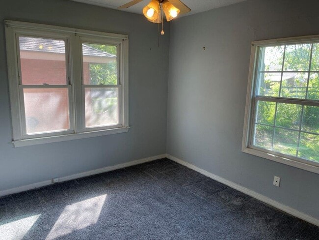 Building Photo - 2 bed garage conversion adding a flex room, full size washer connections.