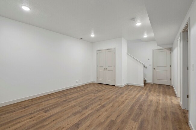 Building Photo - 4973 N Willowbank Dr