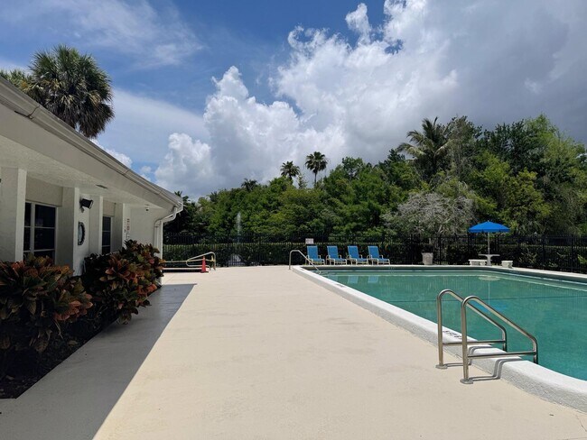 Building Photo - 711 N Pine Island Rd
