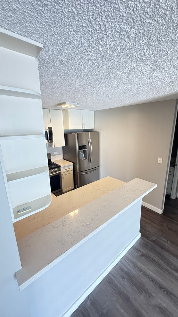 Building Photo - Modern 2-Bedroom Unit with Large Lanai – Prime Waikiki Location