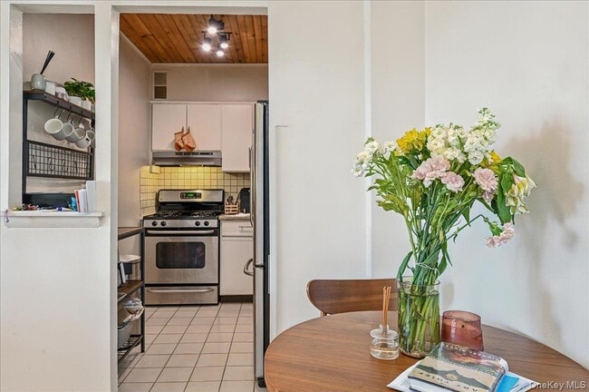 Building Photo - 25 Lake St