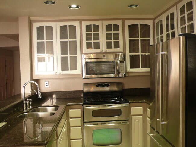 Building Photo - Gorgeous 3 Bed, 2.5 Bath Townhome In Rancho Del Rey - Chula Vista!