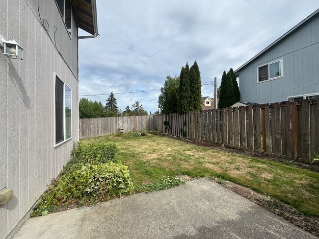 Building Photo - 610 11th Ave