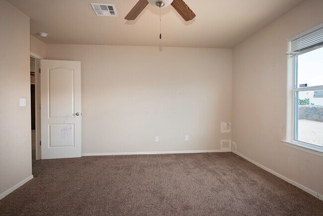 Building Photo - RECENTLY RENOVATED EASTSIDE HOME