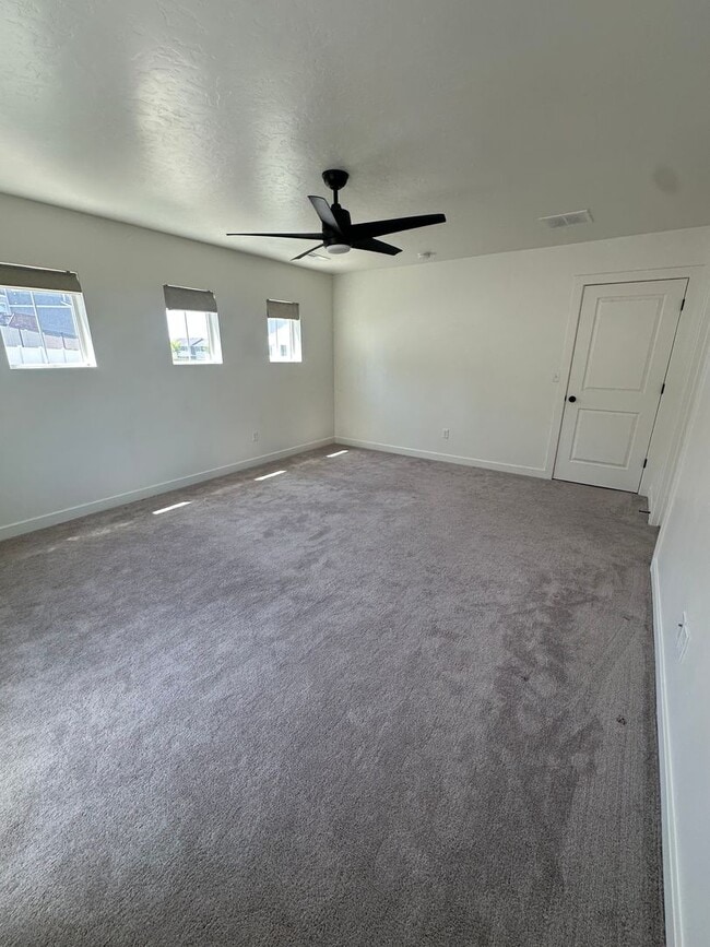 Building Photo - GORGEOUS EAGLE MOUNTAIN TOWNHOME!!!