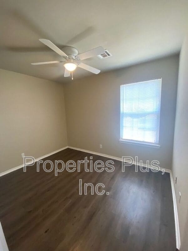 Building Photo - 982 Clearwater Cir