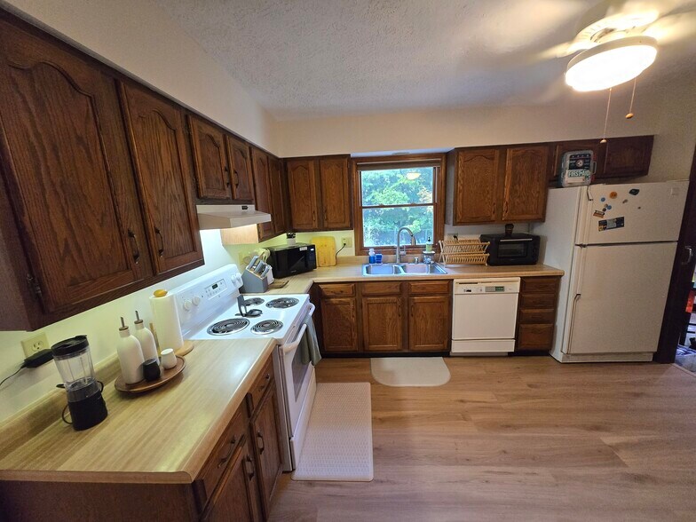 Building Photo - 1632 S Sycamore Ct