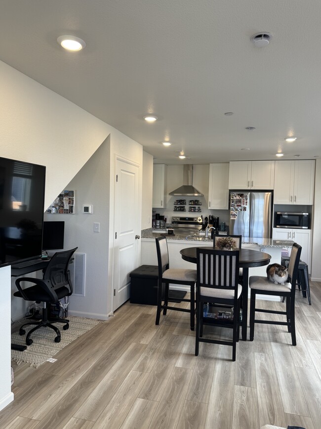 Building Photo - 10339 Vaughn Way