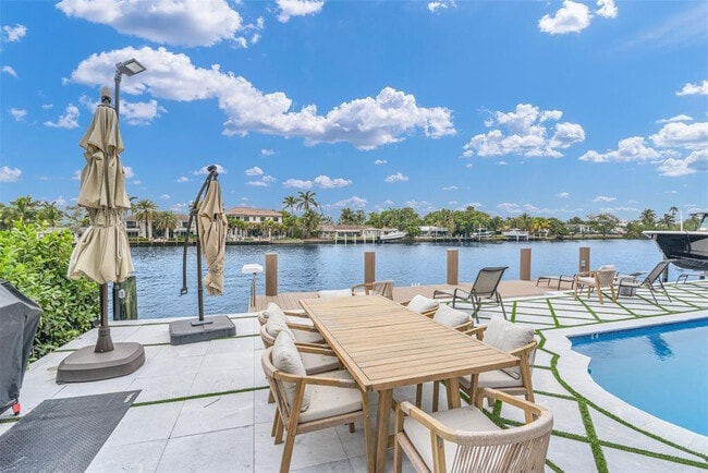 Building Photo - 319 S Riverside Dr