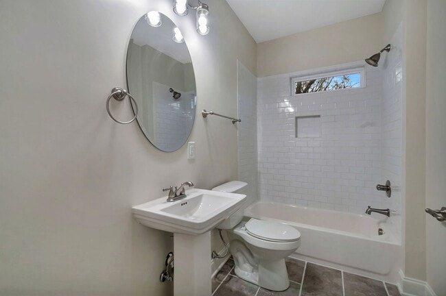 Building Photo - Modern Living in Downtown Nashville!