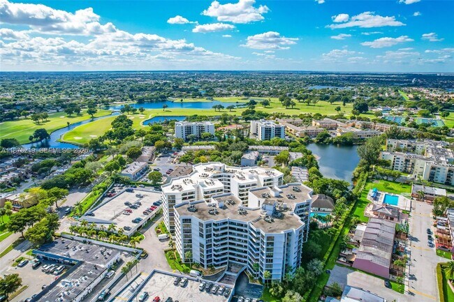 Building Photo - 13951 Kendale Lakes Cir