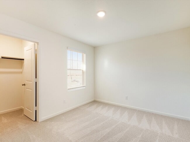 Building Photo - 2122 Mdw Pk Dr