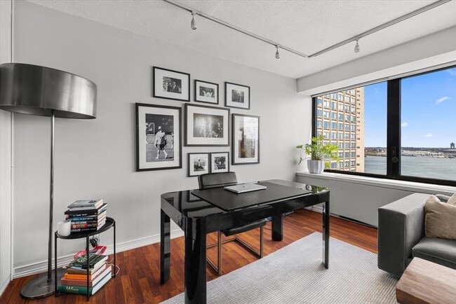 Building Photo - 65 E India Row