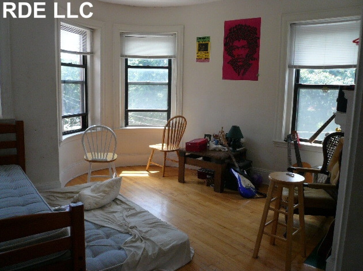 Building Photo - 100 Linden St