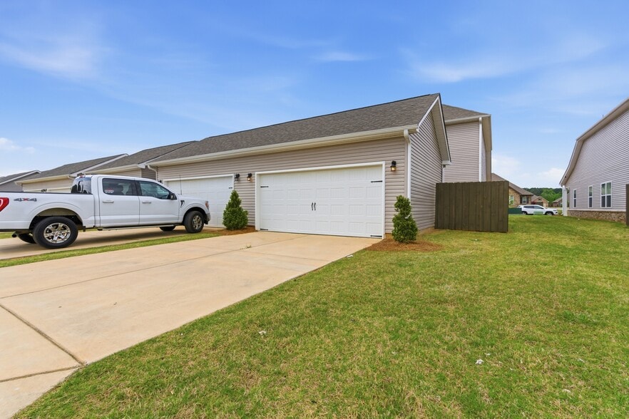 Building Photo - 3237 McClellan Way SE