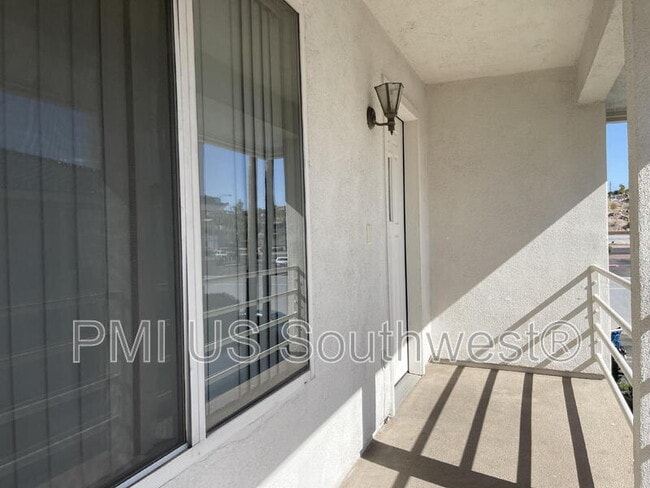 Building Photo - 1800 Club House Dr