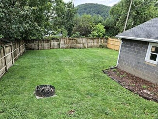 Building Photo - Quaint 2 Bed, 1 Bath Home – Available 11/1...