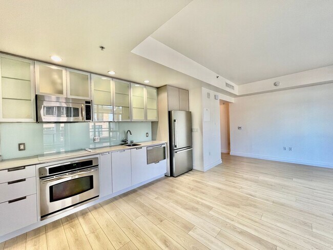Building Photo - Beautiful upgraded condo Downtown w/ Washe...