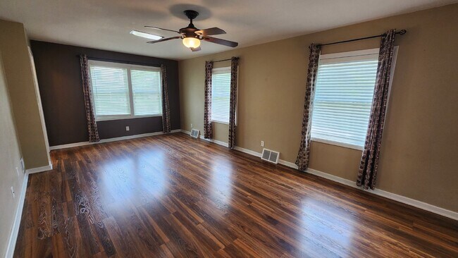 Building Photo - 3 Bedroom, 2 Bathroom House - Available May 1st with early move-in possible!