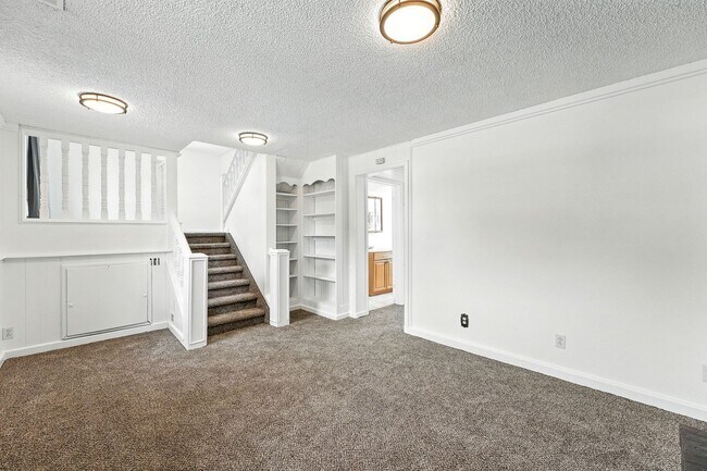 Building Photo - Spacious Tri-Level Home on Corner Lot – Av...