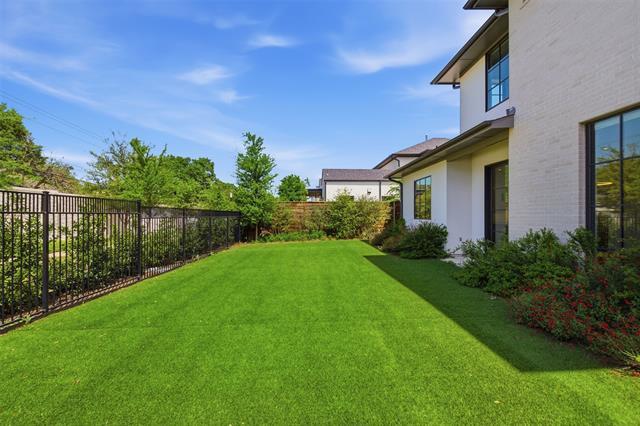 Building Photo - 9855 Kingsway Ave