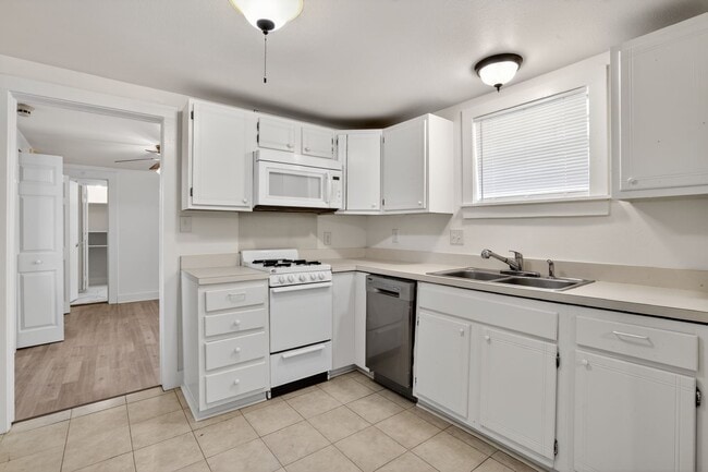 Building Photo - One Bedroom Unit in Heart of Uptown