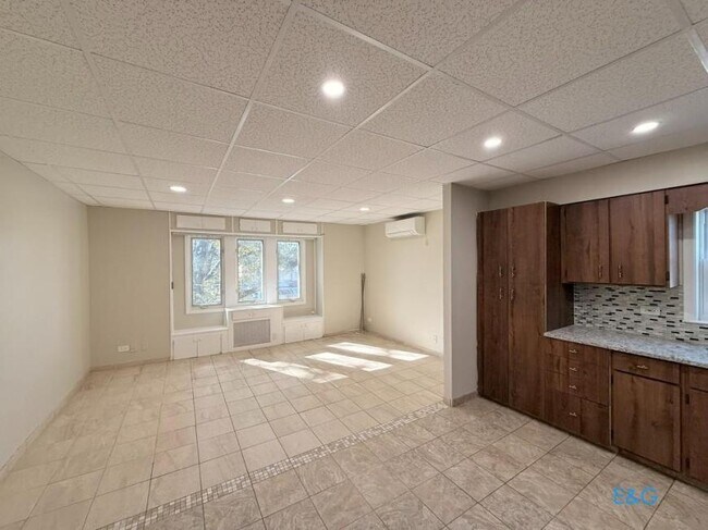 Building Photo - 1 bedroom in RIDGEWOOD NY 11385