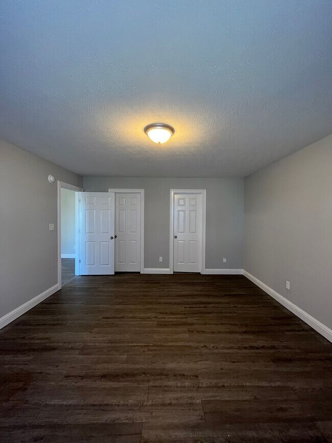 Building Photo - Now Leasing! Move In Ready home with 2 car garage and fenced in backyard!