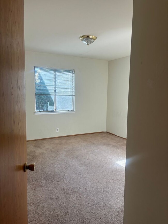 Building Photo - This Spacious 4/2 Charmer in an Excellent ...