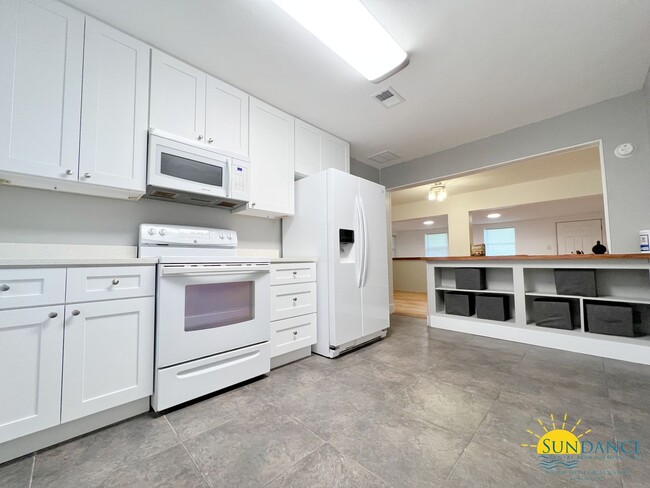 Building Photo - Nice Spacious updated 4 Bedroom home in El...