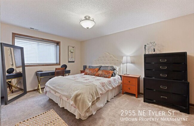 Building Photo - 2955 NE Tyler St