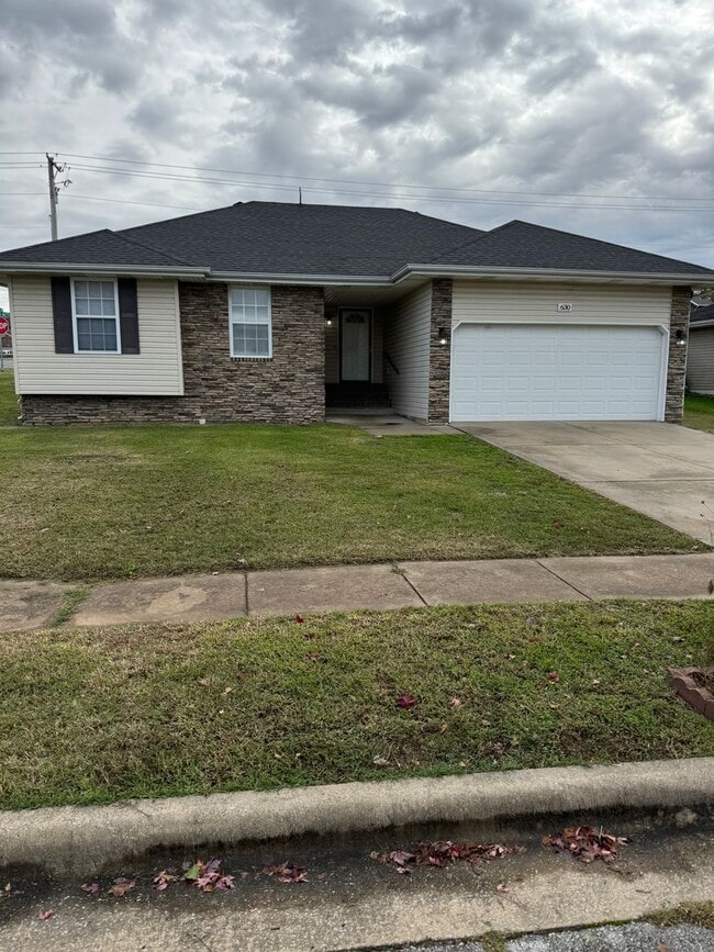 Primary Photo - 3 bed, 2 bath, 2 car garage.