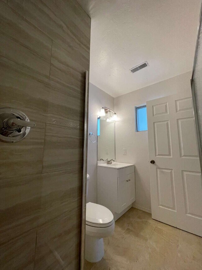 Building Photo - Room to Spread Out! South Valley 3bd on a ...