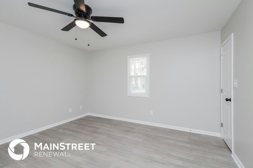 Building Photo - 220 Pine Rd