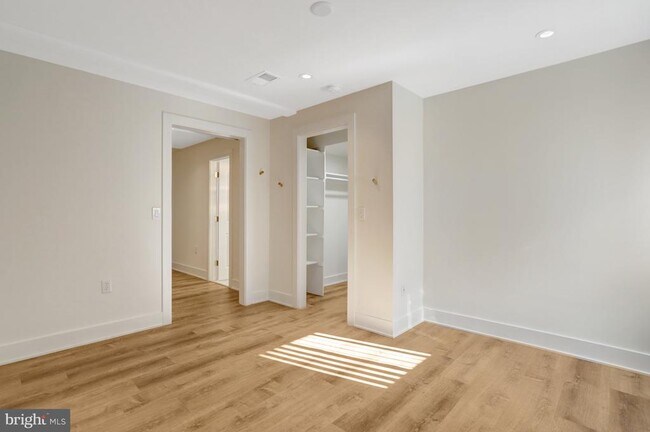 Building Photo - 6120 Beachway Dr