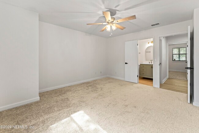 Building Photo - 798 Main St